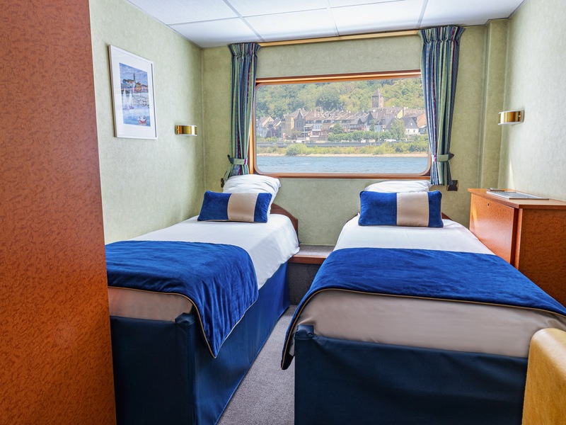 Main Deck 2 Adjustable Twin Beds CAT. A